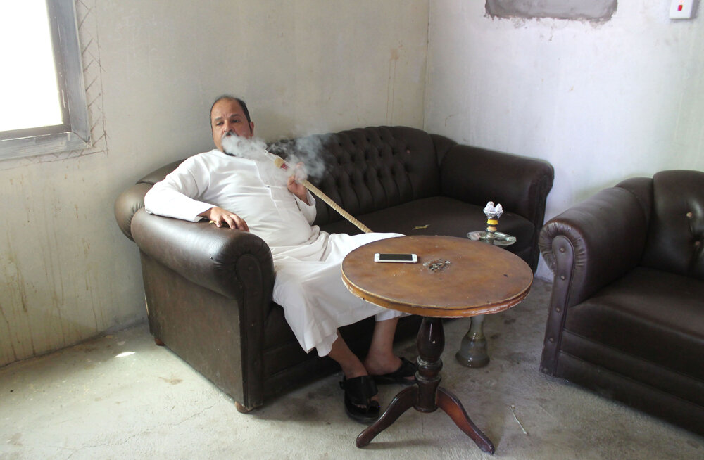 Saleh Al Huwaity, obyvateľ Saudskej Arábie v Sharme, relaxuje v miestnej kaviarni.