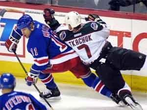 mark messier (č.11), útočník tímu new york rangers, v súboji o puk s keithom tkachukom z phoenix coyotes 4. januára v phoenix. tasr