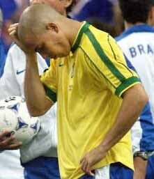 ronaldo po prehratom finale francúzsko - brazília na majstrovstvách sveta vo futbale 1998></p> <p>oločnosťou nike, že nastúpil na finálové stretnutie ms 1998 vo francúzsku úplne zdravý. v tejto súvislosti komisia skúma údajne podozrenie, či firma nike vyvíjala na ronalda tlak, aby za každú cenu nastúpil na spomínaný zápas proti domácim futbalistom, hoci ho niekoľko hodín pred samotným zápasom postihli kŕče. </p> <p>