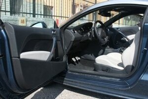 Slnkom prehriaty interiér odstaveného auta treba najskôr vyvetrať tak, ako sme boli zvyknutí v časoch bez klimatizácie. Otvorenie dverí dokorán aspoň na minútu ušetrí palivo, pretože klimatizácia spotrebuje najviac pri chladení horúceho interiéru na požad