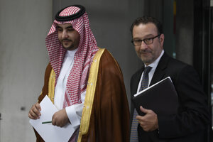 Americký vyslanec pre blízkovýchodný región David Schenker a saudský  princ Chaalid bin Salman.