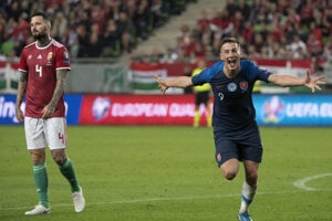 Róbert Boženík (vpravo) a jeho gólová radosť v zápase kvalifikácie EURO 2020 Maďarsko – Slovensko.