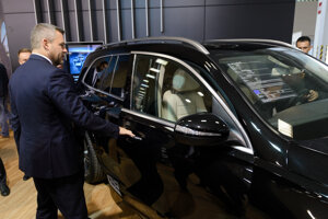 Predseda vlády SR Peter Pellegrini (v popredí) počas prehliadky automobilov v rámci otvorenia Autosalónu Nitra.