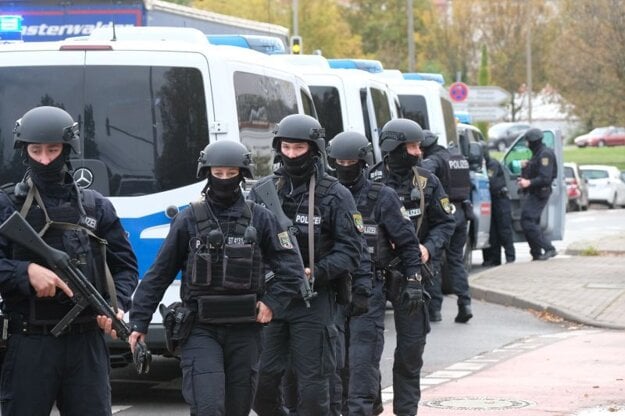 Policajný zásah po streľbe v Halle.