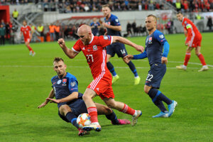 Norbert Gyömbér a jeho zákrok na Jonnyho Williamsa z Walesu počas futbalového zápasu E-skupiny kvalifikácie na EURO 2020 Slovensko - Wales.