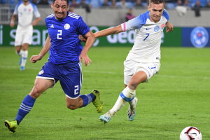 Lukáš Haraslín (vpravo) a vľavo Ivan Pirla (Paraguaj) v prípravnom zápase Slovensko - Paraguaj.