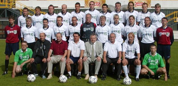 Vpravo dole Hindický ako masér HFK Prievidza.