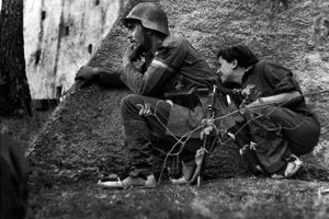 1.	Gerda Taro vždy pracovala čo najbližšie k vojakom a riskovala rovnako ako oni. Jej kariéra trvala sotva rok. Na snímke od Roberta Capu z roku 1936.