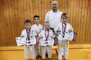 Zľava: Matej Beňuška, Eliot Carlisle, Dominik Benedikovič a Leo Cápay. Vzadu tréner Michal Rusnák.