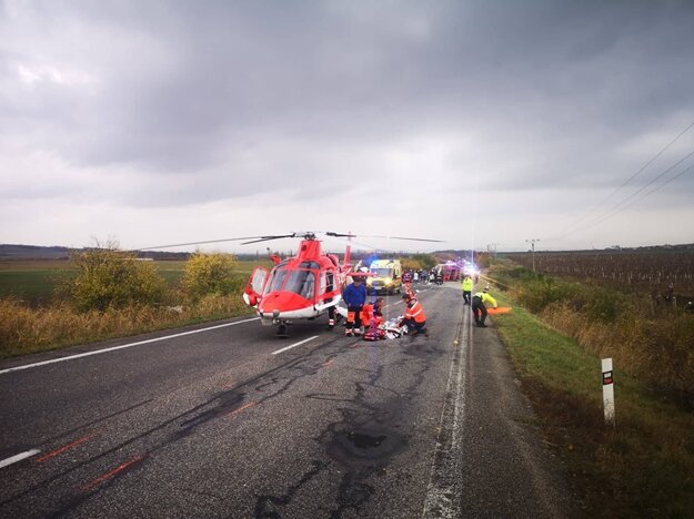 Hasiči zasahujú pri tragickej dopravnej nehode, ktorá stala v katastri obce Nitrianske Hrnčiarovce, okres Nitra. Pri nehode došlo k zrážke nákladného vozidla a autobusu s cestujúcimi.
