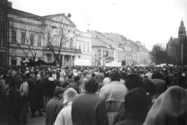 Občiansky míting v Košiciach v piatok 24. novembra 1989 pred Štátnou vedeckou knižnicou.