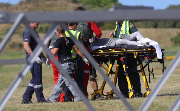 Záchranári po erupcii pomáhajú zranenému v meste Whakatane.