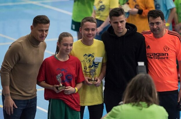 Mladým talentom zablahoželali v Giraltovciach aj ligisti Igor Žofčák (prvý zľava) či Martin Regáli (druhý sprava).