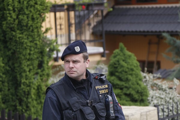 V Česku zasahujú proti polovojenskej skupine, organizovala výjazdy na Ukrajinu