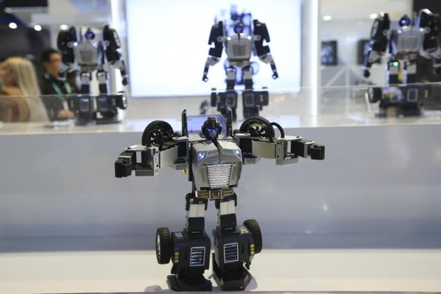 Robot Robosen T9, ktorý sa dokáže premeniť a auto a späť. Zvládne širokú paletu pohybov, vrátane kľukov.