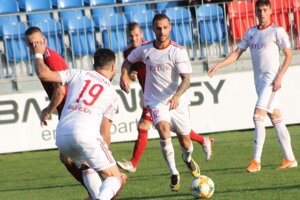 K hráčom, ktorí opúšťajú Bardejov, patria aj Michal Horodník (v strede) a Marko Milunovič (č. 19).