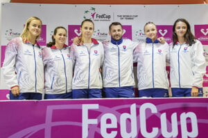 Zľava Anna Karolína Schmiedlová, Jana Čepelová, Magdaléna Rybáriková, kapitán Matej Lipták, Rebecca Šramková a Viktória Kužmová.