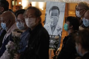 Aktivisti a prodemokratickí poslanci v Hongkongu si na protestnú akciu priniesli fotografie zosnulého lekára a pred styčnú kanceláriu v Pekingu položili biele kvety. 
