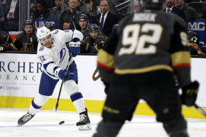 Obranca Tampay Bay Erik Černák (vľavo) strieľa na bránku v zápase proti Vegas Golden Knights.