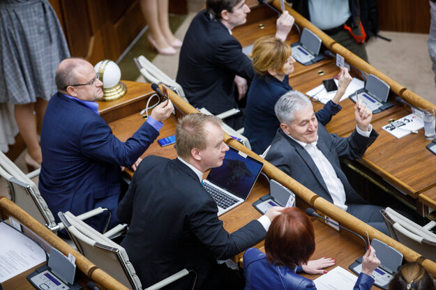 Poslanci za SaS Jozef Mihál, za stranu SPOLU Miroslav Beblavý a za hnutie OĽANO Alan Suchánek.