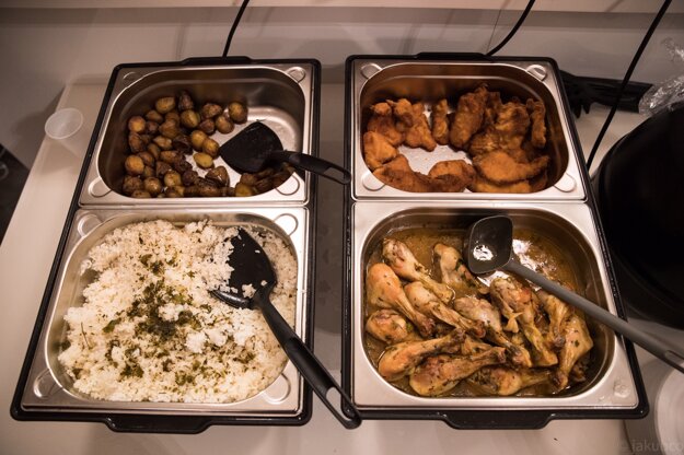Voľby 2020: Catering na centrále strany Smer.