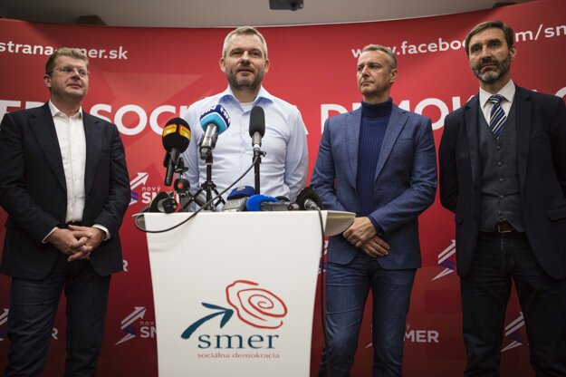 Voľby 2020: Podpredsedovia strany Smer Peter Žiga, Peter Pellegrini, Richard Raši a Juraj Blanár počas tlačovej konferencie po zverejnení predbežných výsledkov v centrále strany Smer.