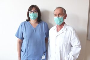 Vrchná zdravotná sestra Lívia Horváthová a primár Pavel Babušík z interného oddelenia.
z interného oddelenia žiarskej nemocnice. 