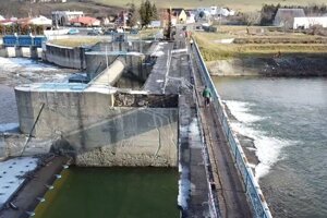 Obnova mosta v Strážskom napreduje.