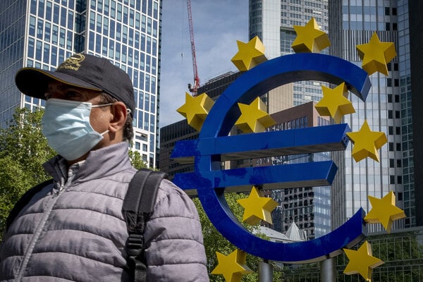 ECB môže veľkými nákupmi dlhopisov zasahovať do fiškálnej politiky