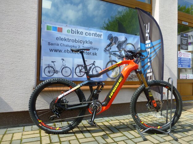 Hlavne drahšie modely, ako tento HAIBIKE XDURO Nduro 10.0, sú dizajnovo priam umelecké diela.
