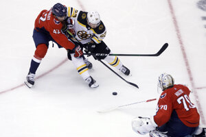 Martin Fehérváry (vľavo) v drese Washington Capitals.