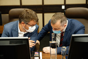 Podpredseda vlády pre legislatívu a strategické plánovanie Štefan Holý a minister práce Milan Krajniak počas dnešného rokovania vlády.