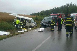 Tragická zrážka dvoch vozidiel pri Liptovskom Trnovci si vyžiadala päť obetí.