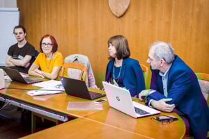 Docentka Milica Schraggeová (na snímke druhá zľava) vyučuje predmety psychológia osobnosti, sociálno-psychologický výcvik, psychosociálne aspekty nezamestnanosti.