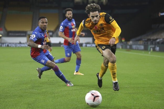 Rayan Ait-Nouri (vpravo) v zápase Wolverhampton Wanderers - Crystal Palace.