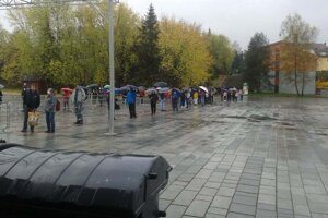 Čakanie na testovanie pred čadčianskym domom kultúry.