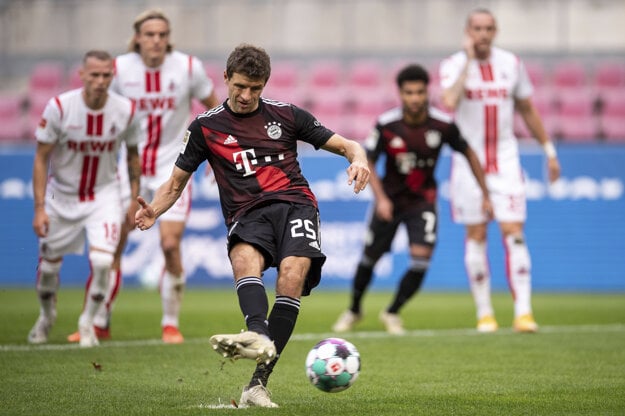 Thomas Müller premieňa penaltu v zápase s Kolínom nad Rýnom.