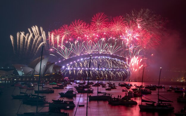Ohňostroj nad operou v Sydney.