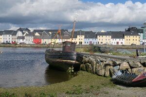 Stroskotaná loď v írskom mestečku Galway. Po ceste z Galway do Ennis sa Medard stratil a z vlaku výstúpil celkom inde. 