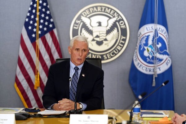 Pence zablahoželal svojej nástupkyni Harrisovej