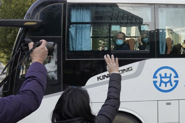 Autobus preváža odborníkov zo Svetovej zdravotníckej organizácie cez mesto Wu-chan.