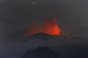 Nočný záber na erupciu lávy a žeravého popola sopky Raung pri meste Botolinggo na indonézskom ostrove Jáva 11. júla 2015. 