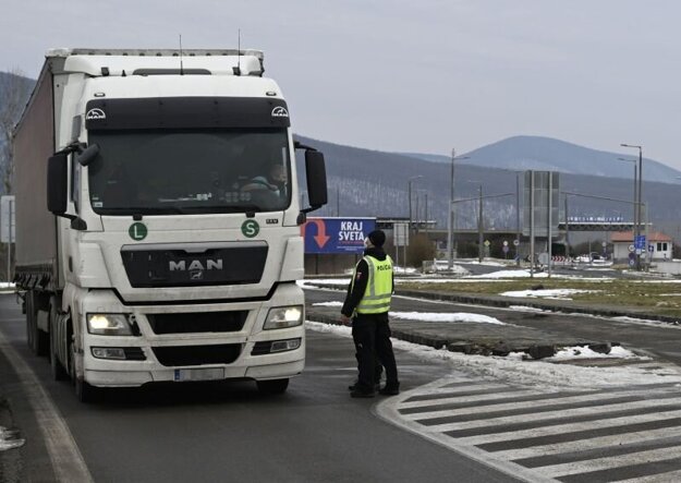 Kontrola na hraničnom priechode s Maďarskom Slovenské Nové Mesto - Sátoraljaújhely.