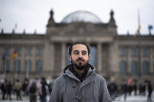 Po nemecky hovorí plynulo, pracuje ako právny poradca pre žiadateľov o azyl, ktorých záujmy chcel zastupovať aj v parlamente.