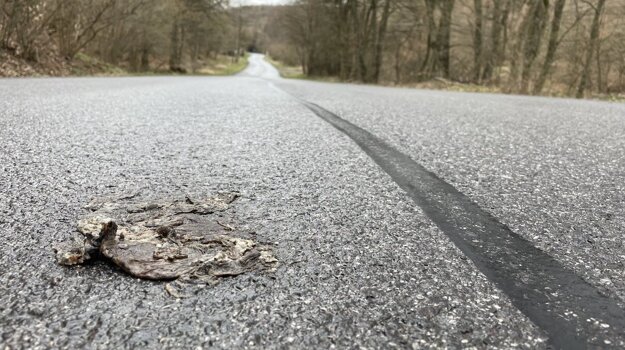 Žaby končia pod kolesami áut.