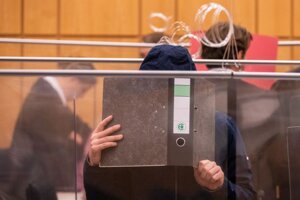 Hlavný obžalovaný počítačový technik si zakrýva tvár počas začiatku súdneho procesu  v prípade zneužívania detí na  regionálnom súde v západonemeckom meste Münster vo štvrtok 12. novembra 2020. 