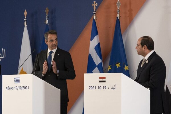 Grécky premiér Kyriakos Mitsotakis (vľavo) počas rokovania s egyptským prezidentom Abdom al-Fattáhom as-Sísím.