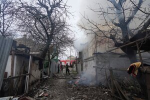 Hasiči zasahujú po ostreľovaní mesta Mariupoľ.