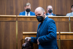 Minister obrany Jaroslav Naď počas rokovania parlamentu.