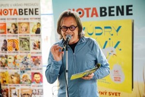 Robert Roth číta z rozprávkovej knižky.
